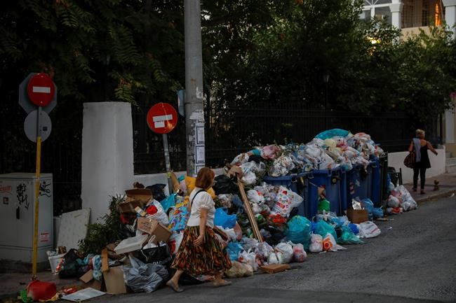 Greek police clash with students protesting business reforms | iNFOnews.ca Greek police clash with students protesting business reforms | iNFOnews.ca