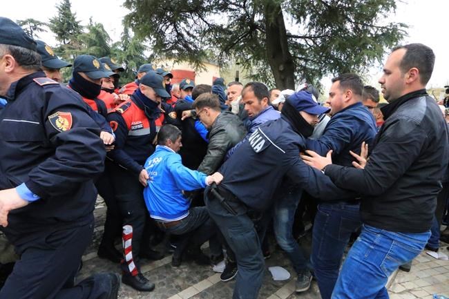 Albania opposition supporters try to storm parliament | iNFOnews.ca CP988810418
