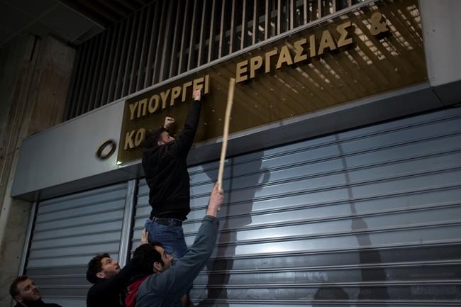 Greece: Clashes near PM's office over bailout labour reforms | iNFOnews.ca