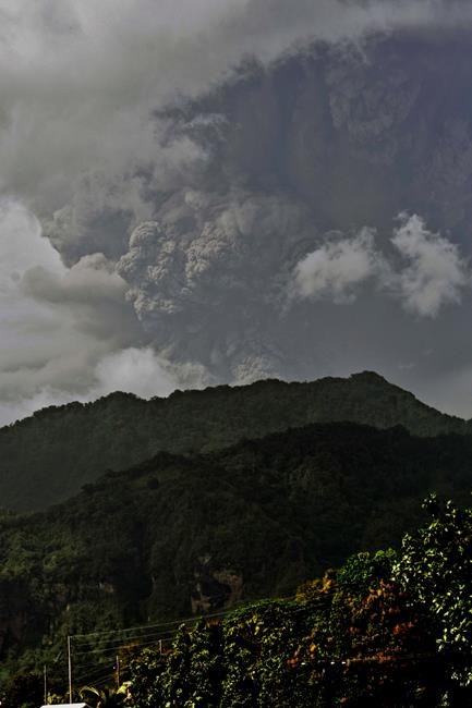 Explosive eruption rocks volcano on Caribbean's St. Vincent | iNFOnews.ca