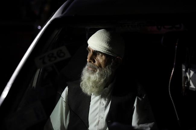 Suicide truck bomber hits Afghan guest house, killing 21 | iNFOnews.ca CP279011358