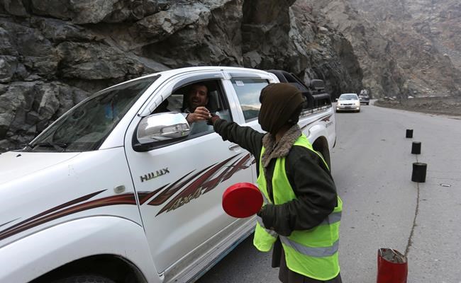 Afghan children direct traffic on mountain pass for $4 a day | iNFOnews.ca