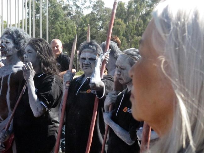 Aborigines outside Australia's Parliament protest violence | iNFOnews.ca CP877086651