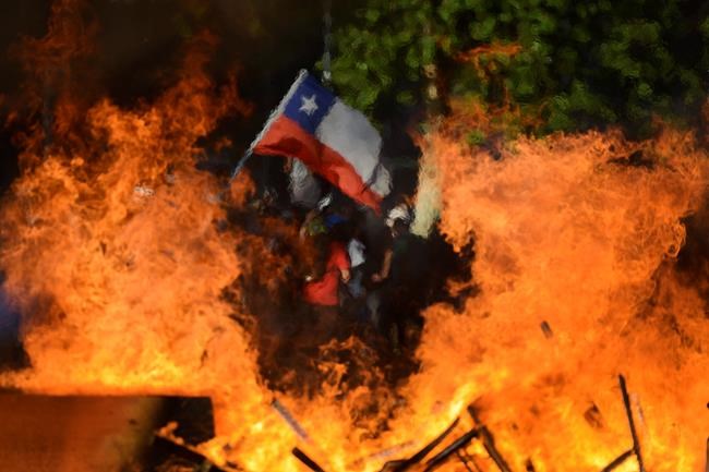 Fresh protests, looting erupt in Chile despite new Cabinet | iNFOnews.ca