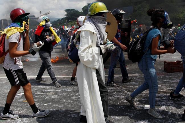 Dozens hurt, 1 dead in violent day of protests in Venezuela | iNFOnews.ca