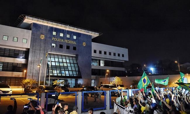Still popular, Brazil's Lula starts serving jail sentence | iNFOnews.ca