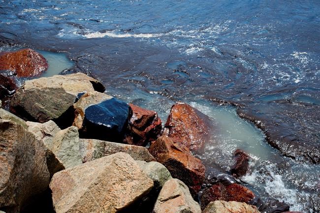 Mysterious oil spill reaches beach in major Brazilian city | iNFOnews.ca Mysterious oil spill reaches beach in major Brazilian city | iNFOnews.ca