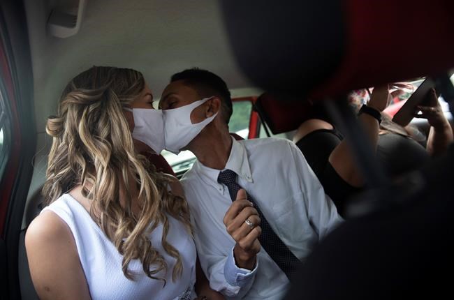 Brazilians say 'I do' at drive-thru weddings to avoid virus | iNFOnews.ca Brazilians say 'I do' at drive-thru weddings to avoid virus | iNFOnews.ca
