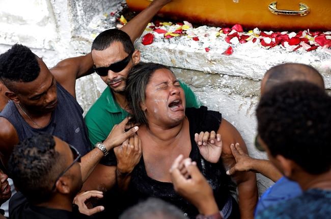 Red-stained Brazil flags at burial of man shot by military | iNFOnews.ca Red-stained Brazil flags at burial of man shot by military | iNFOnews.ca