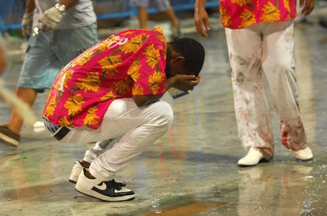 Float crashes, injuring 20 people at Rio's Carnival parade | iNFOnews.ca