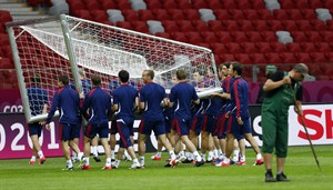 Polish, Russian fans gather in festive mood for Euro 2012 game, but Warsaw security heightened | iNFOnews.ca CP18771406
