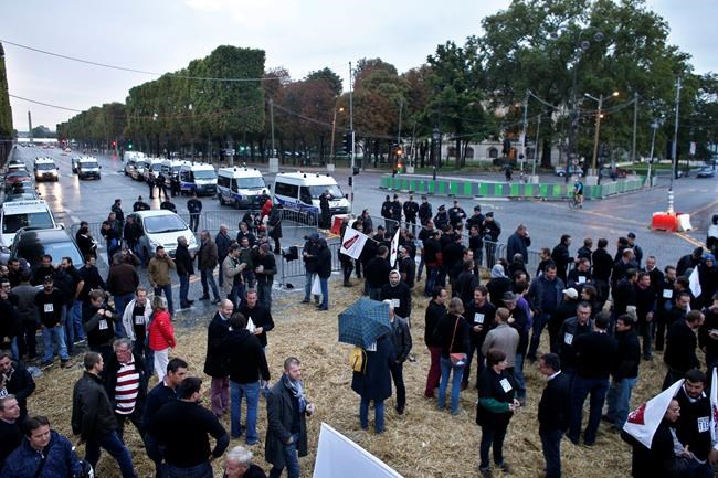 Angry French famer block Champs-Elysees in pesticide protest | iNFOnews.ca Angry French famer block Champs-Elysees in pesticide protest | iNFOnews.ca