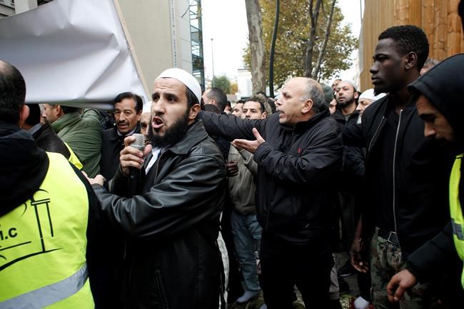 Tensions as Paris suburb tries to stop Muslim street prayers | iNFOnews.ca