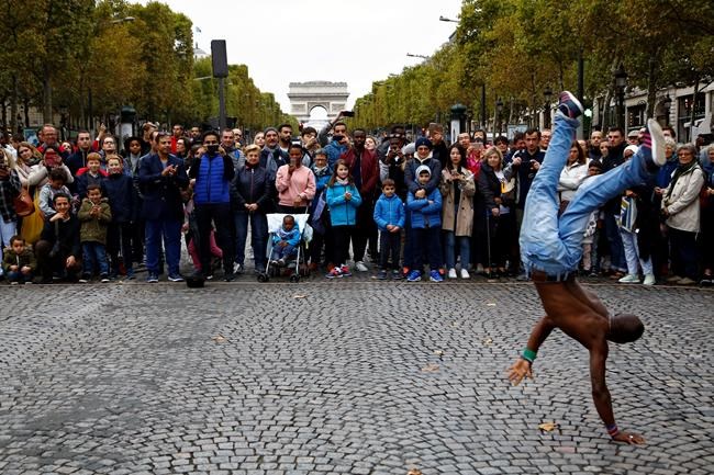 Paris is for walkers and cyclists as city bans cars for day | iNFOnews.ca Paris is for walkers and cyclists as city bans cars for day | iNFOnews.ca