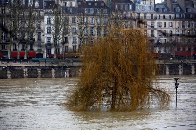 Seine River overflows its banks in Paris | iNFOnews.ca Seine River overflows its banks in Paris | iNFOnews.ca