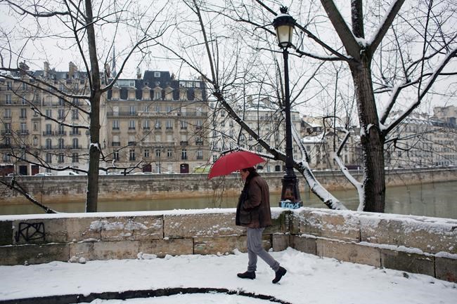 Snowy Paris gets raves from tourists even with Eiffel closed | iNFOnews.ca