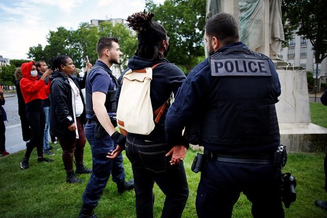 Paris protesters cloak colonial-era statue with black cloth | iNFOnews.ca CP896400008