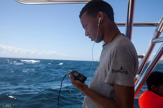High-tech backpacks open world of whales to deaf students | iNFOnews.ca