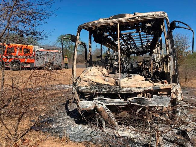 Passengers in Zimbabwe caught in bus fire; 40 killed | iNFOnews.ca Passengers in Zimbabwe caught in bus fire; 40 killed | iNFOnews.ca