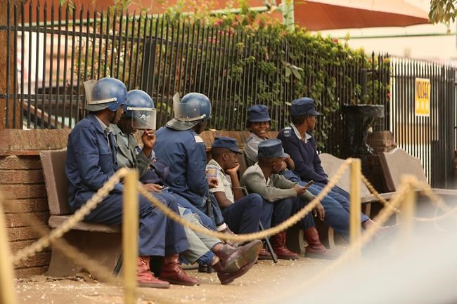 Judge says once-abducted Zimbabwe doctor can leave country | iNFOnews.ca CP2032067112