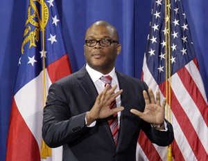 Filmmaker, actor Tyler Perry donates $100,000 to help student athletes in Ohio schools | iNFOnews.ca CP23512215