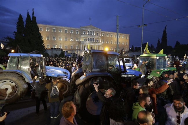 Protesting Greek farmers drive tractors through Athens | iNFOnews.ca CP36359510