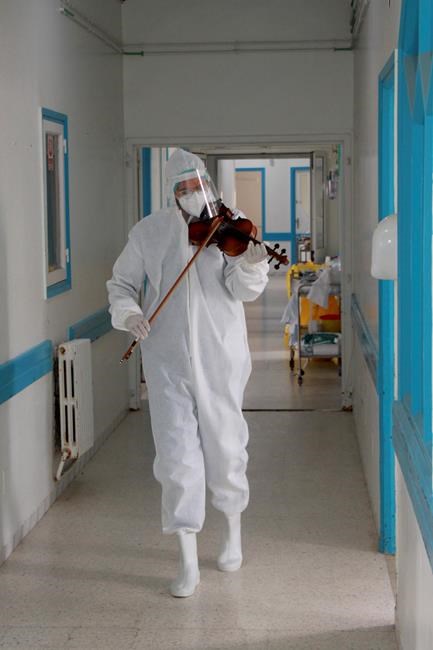 Tunisian doctor plays violin to boost virus patients' morale | iNFOnews.ca Tunisian doctor plays violin to boost virus patients' morale | iNFOnews.ca