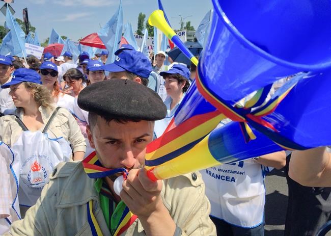 Romanian teachers protest in Bucharest, demand higher wages | iNFOnews.ca