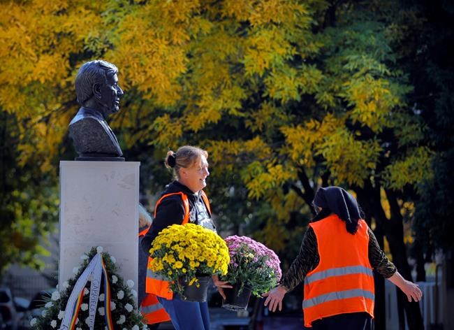 Elie Wiesel bust unveiled in Romania to mark Holocaust day | iNFOnews.ca