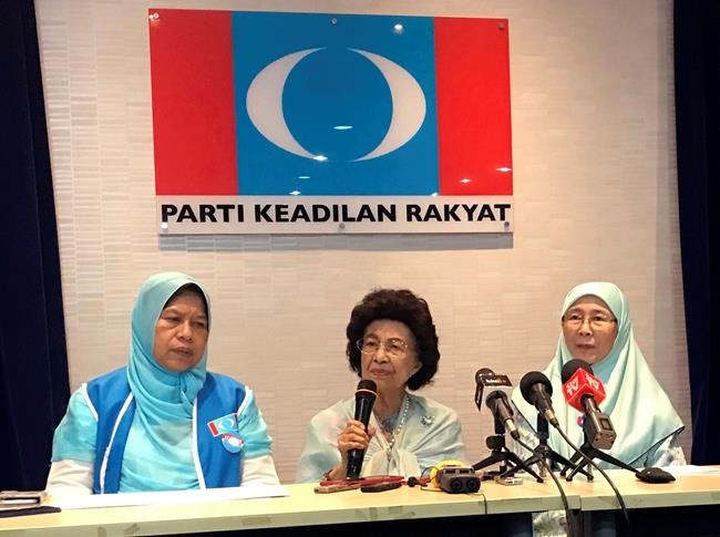 Mahathir's wife urges Malaysian women to be 'queenmakers' | iNFOnews.ca Mahathir's wife urges Malaysian women to be 'queenmakers' | iNFOnews.ca