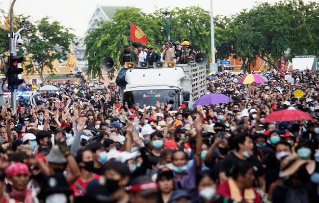 Thai democracy protesters march despite police, rival groups | iNFOnews.ca Thai democracy protesters march despite police, rival groups | iNFOnews.ca