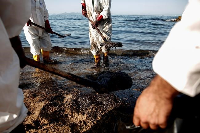 Greek crews struggle to mop up oil spill after tanker sinks | iNFOnews.ca CP506770478