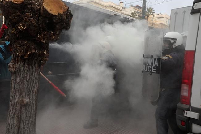 Protesting Greek teachers clash with riot police, again | iNFOnews.ca Protesting Greek teachers clash with riot police, again | iNFOnews.ca