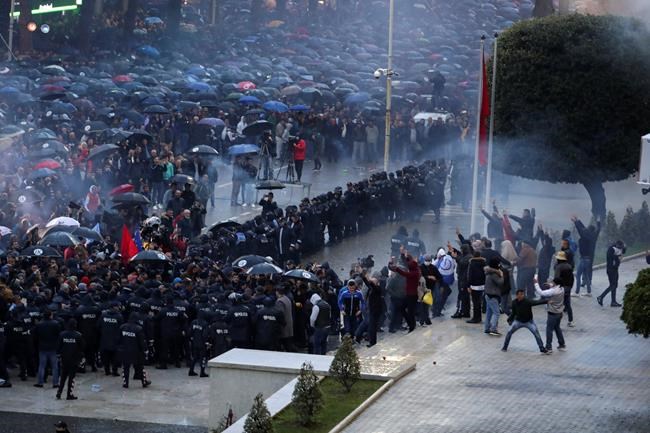 Albanian opposition clashes with police in anti-govt protest | iNFOnews.ca CP114544461