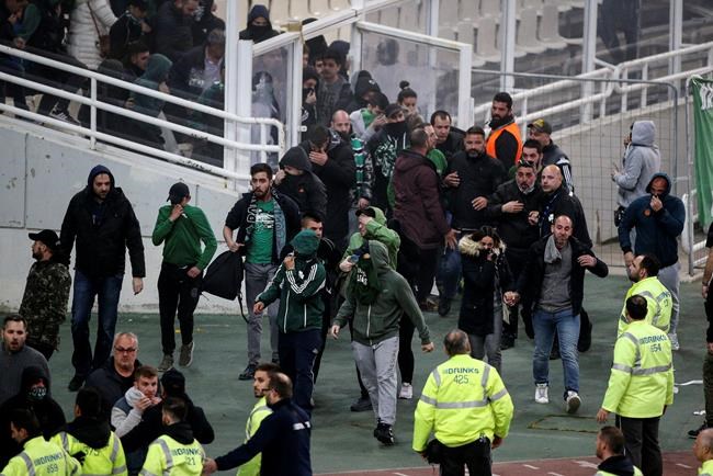 Panathinaikos-Olympiakos game abandoned after clashes | iNFOnews.ca Panathinaikos-Olympiakos game abandoned after clashes | iNFOnews.ca