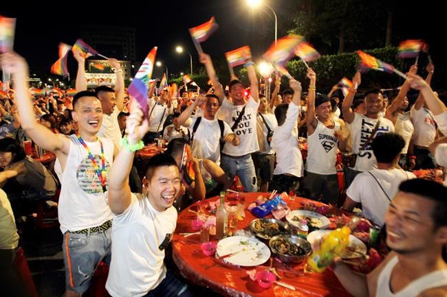 Taiwanese same-sex couples wed at vibrant banquet | iNFOnews.ca Taiwanese same-sex couples wed at vibrant banquet | iNFOnews.ca