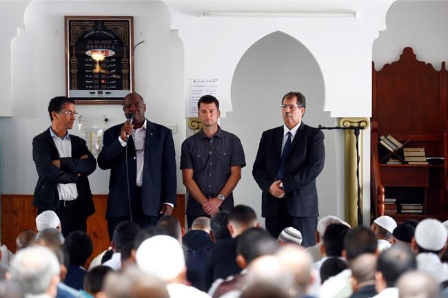 French Muslims step out of invisibility after attacks | iNFOnews.ca