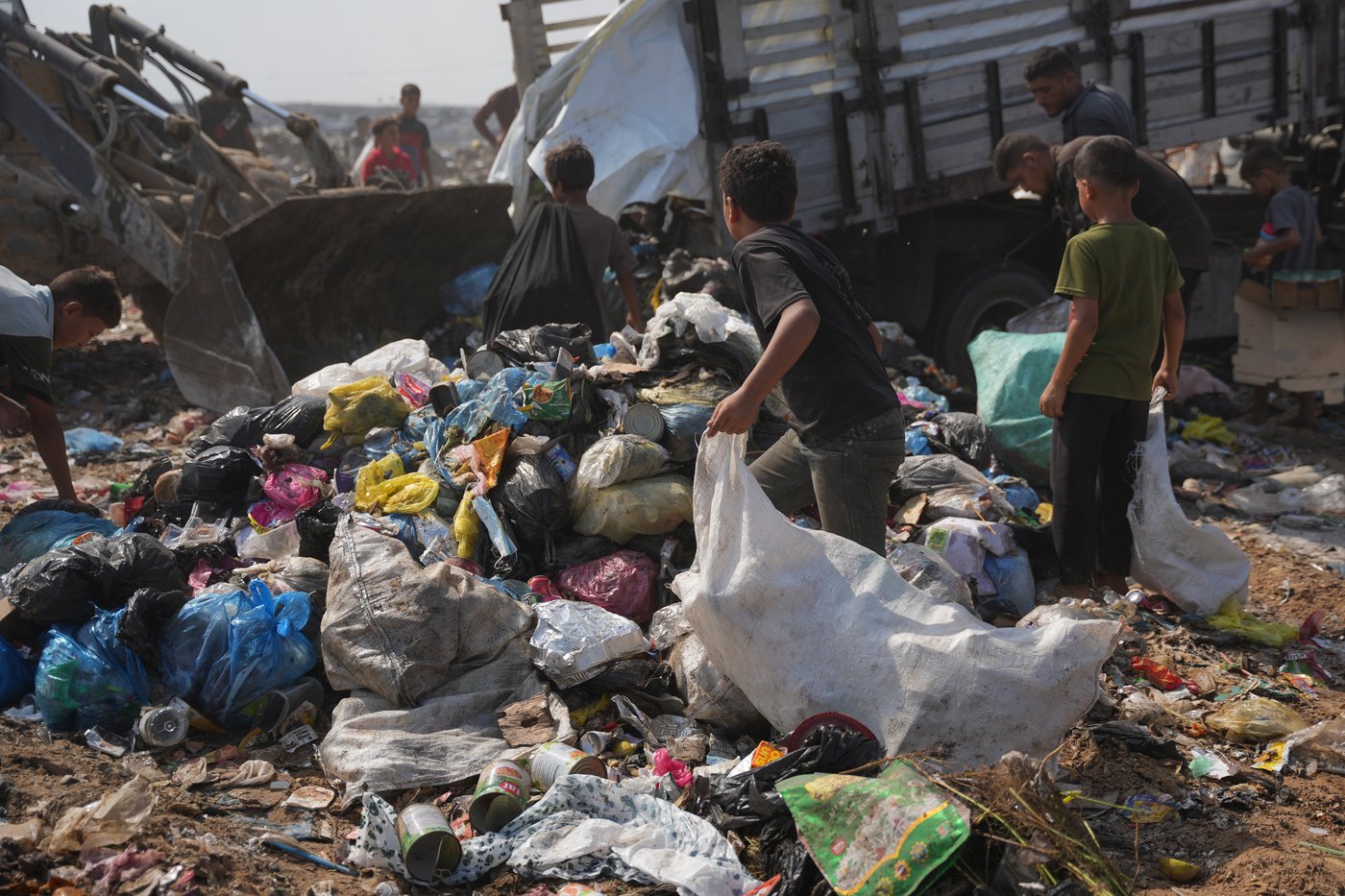 Palestinians in Gaza scavenge trash for things to burn to cook meals, in photos | iNFOnews.ca