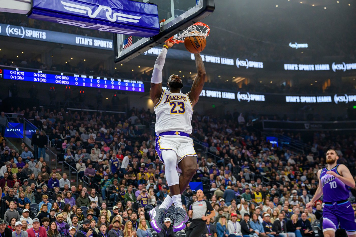 Lakers outlast Jazz 108-106 as Doncic scores 33 and James 17 in his 1st road test of season | iNFOnews.ca Lakers outlast Jazz 108-106 as Doncic scores 33 and James 17 in his 1st road test of season | iNFOnews.ca