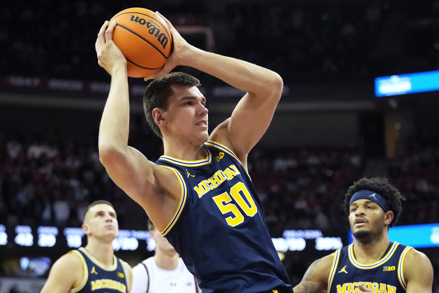 Michigan's 7-foot newcomers earn themselves a nickname after their dynamic Big Ten debut | iNFOnews.ca