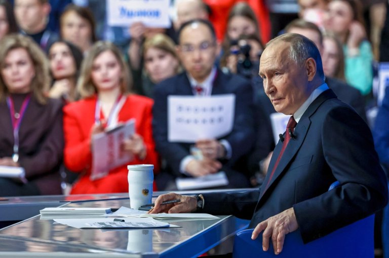 At Putin’s annual news conference, a Russian journalist pops the question - to his girlfriend | iNFOnews.ca
