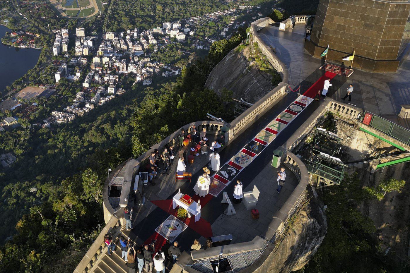 Catholics call for environmental action at Rio de Janeiro's iconic Christ the Redeemer statue | iNFOnews.ca Catholics call for environmental action at Rio de Janeiro's iconic Christ the Redeemer statue | iNFOnews.ca
