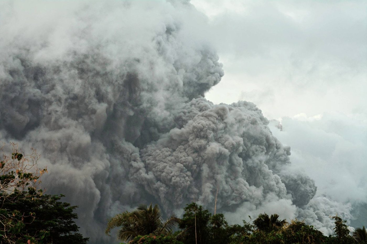 Nearly 200,000 people affected as over 5,400 flee ash from Philippine volcano | iNFOnews.ca