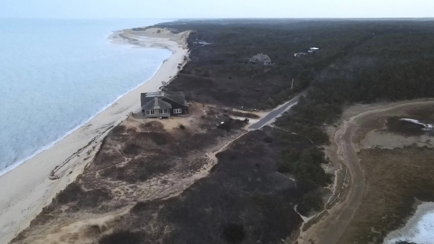 Wind and water are slowly taking this luxury house overlooking Cape Cod Bay | iNFOnews.ca Wind and water are slowly taking this luxury house overlooking Cape Cod Bay | iNFOnews.ca