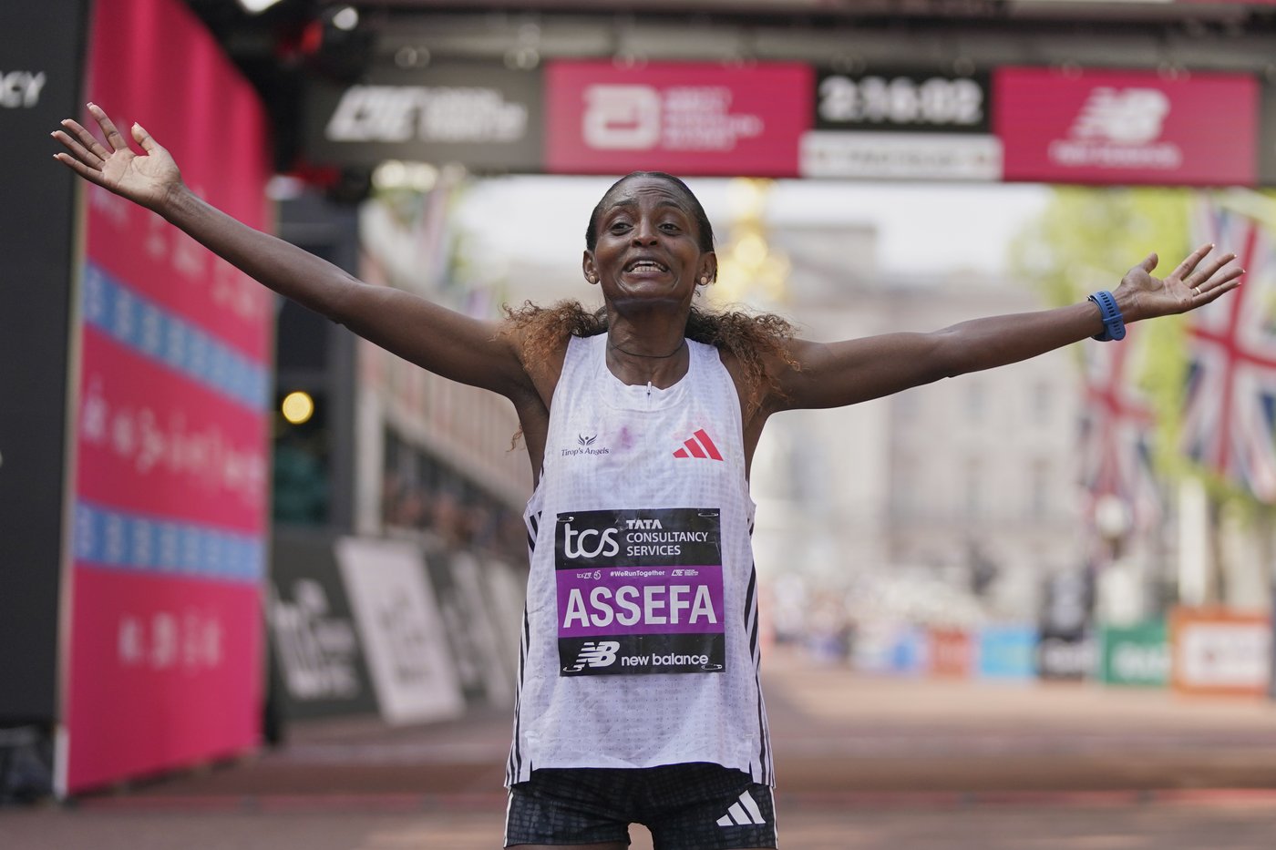 Assefa sets women's only record to win London Marathon women's race after late breakaway | iNFOnews.ca
