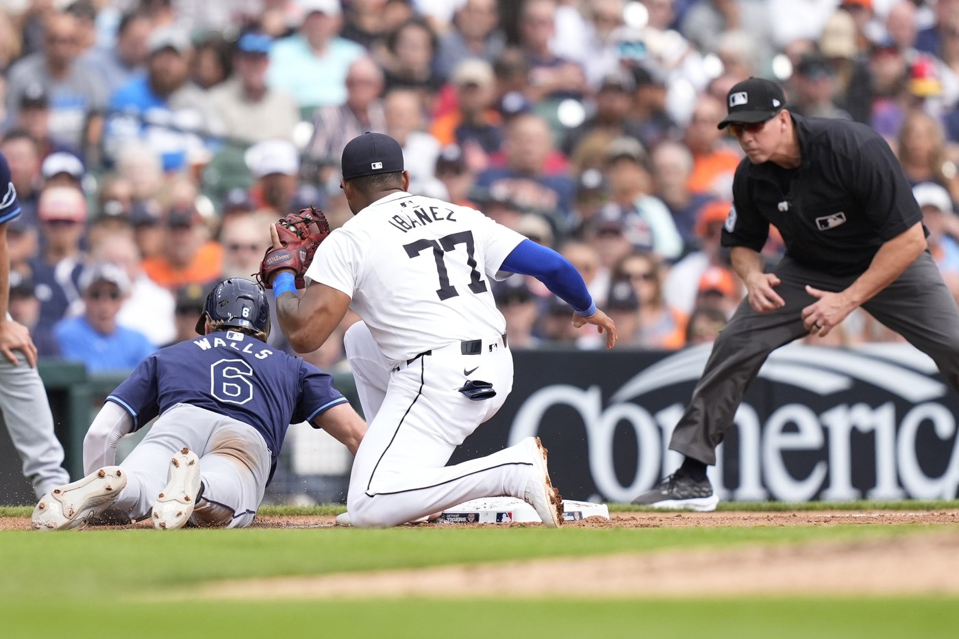 Tigers rally late to move closer to playoffs with 4-3 win over Rays | iNFOnews.ca