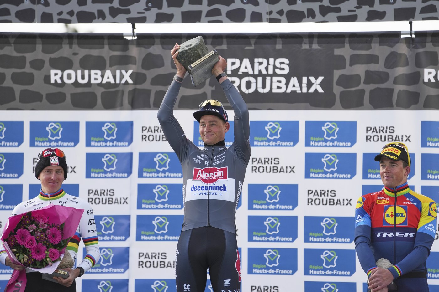 Van der Poel wins Paris-Roubaix again with Pogačar in second place after late crash | iNFOnews.ca