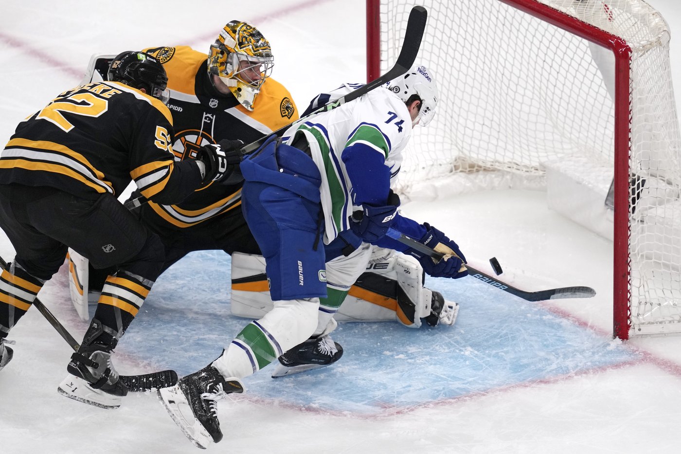 DeBrusk scores in return to Boston as Canucks shut out Bruins 2-0 behind Lankinen | iNFOnews.ca DeBrusk scores in return to Boston as Canucks shut out Bruins 2-0 behind Lankinen | iNFOnews.ca