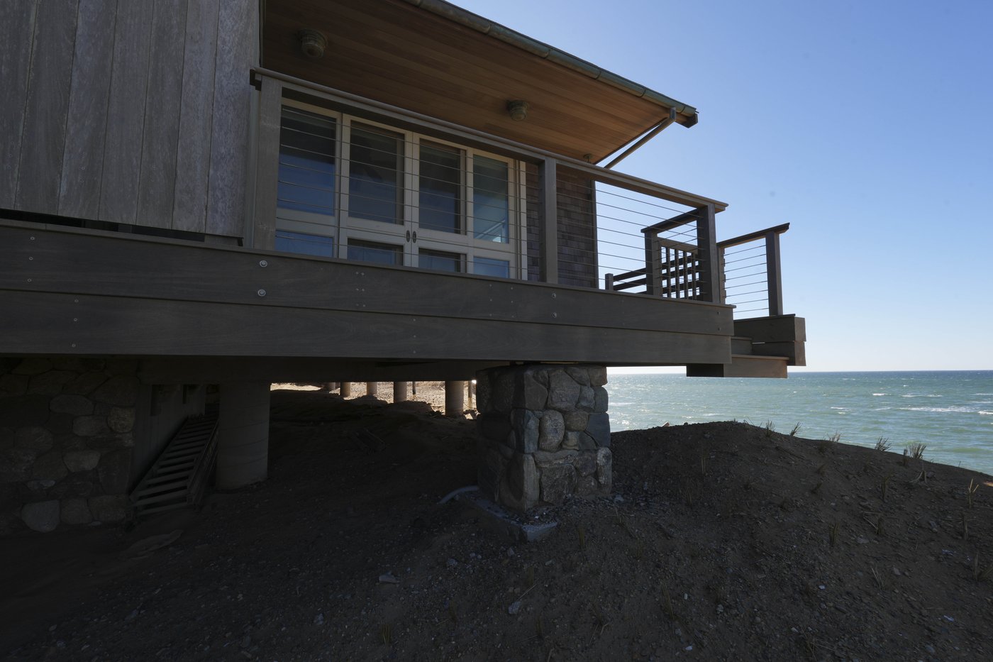 Wind and water are slowly taking this luxury house overlooking Cape Cod Bay | iNFOnews.ca Wind and water are slowly taking this luxury house overlooking Cape Cod Bay | iNFOnews.ca