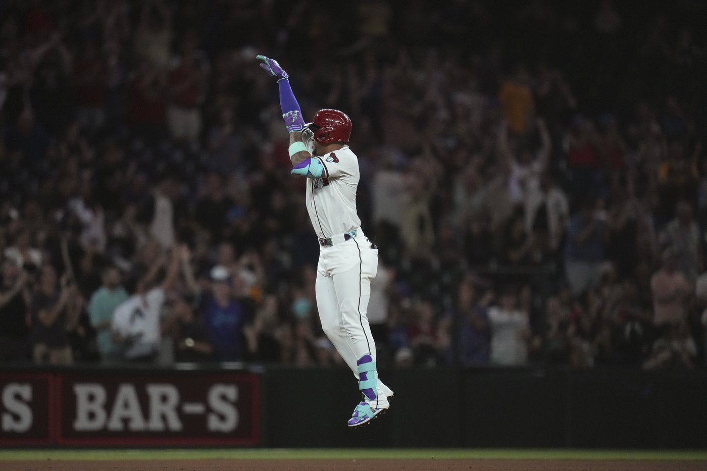Marte hits 3-run homer in 7th and Diamondbacks stop Rangers' 6-game win streak with 5-3 victory | iNFOnews.ca